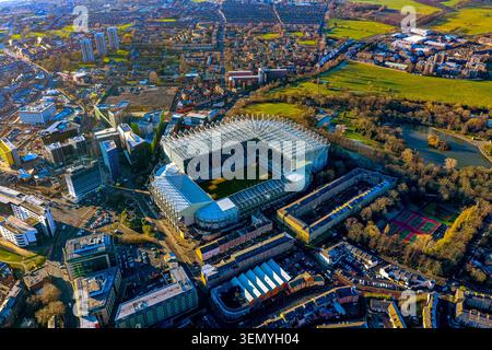 Aus der Vogelperspektive auf den St. James Park, Newcastle United, Lichter auf dem Spielfeld, asymmetrische Stände, Leazes Park Bootssee, Newcastle upon Tyne, England Stockfoto