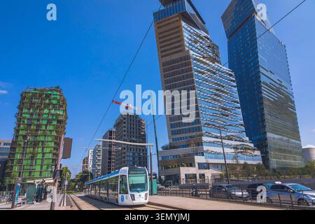 Frankreich, Ile-de-France, Paris, 13. Arrondissement. Tours Duo, Architekt Jean Nouvel, Paris Rive Gauche Viertel, Straßenbahn, Turm M6B2, Biodiversität nach Stockfoto