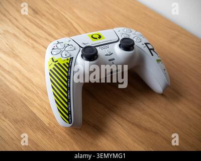 Sitges, Spanien - 06. Juni 2026: Nahaufnahme des Sony PlayStation 5 DualSense Wireless-Controllers in einer speziellen limitierten Concord-Spieleausgabe mit u Stockfoto