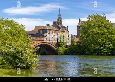 Historische Architektur und traditionelle Gebäude aus rotem Sandstein in der königlichen Stadtburg Annan, Dumfries und Galloway, Schottland Stockfoto