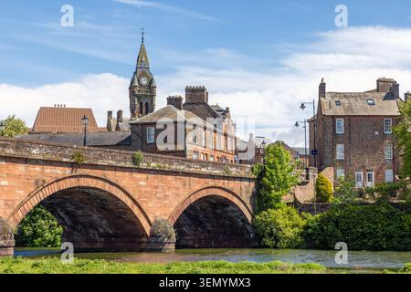 Historische Architektur und traditionelle Gebäude aus rotem Sandstein in der königlichen Stadtburg Annan, Dumfries und Galloway, Schottland Stockfoto