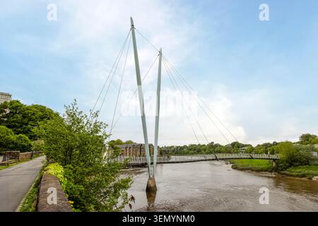 Die moderne Architektur der Lune Millennium Bridge, eine Fußgänger- und Radüberquerung über den Fluss Lune in Lancaster, Lancashire. Stockfoto
