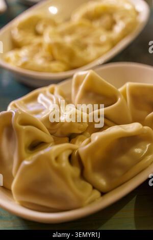 Georgianische hinkali saftige Fleischknödel auf Keramikplatte in einem Restaurant. Hochwertige Fotos Stockfoto