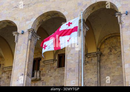 Georgische Flagge auf dem landtag mit Bögen. Hochwertige Fotos Stockfoto