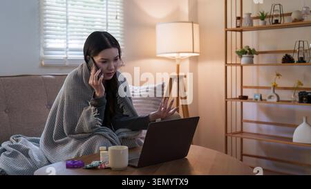 Asiatische Frau, die sich unwohl fühlt, telefoniert mit Laptop für Telehealth Stockfoto
