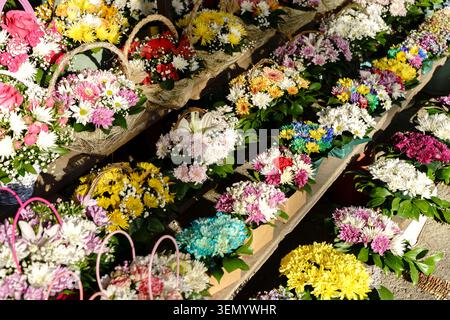 Street Flower Market Stand mit verschiedenen Sträußen. Hochwertige Fotos Stockfoto