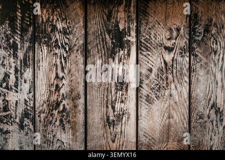 Vertikal gebrannte Holzdiele mit schwerem Grunge-Effekt. Hochwertige Fotos Stockfoto