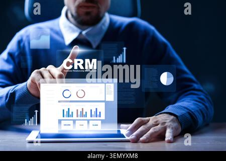 Verwendung von CRM-Software für Kundenmanagement und Datenanalyse in einem Geschäftsumfeld Stockfoto