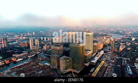 Drohnenansicht von Kanary Wharf Towers, One Canada Square, HSBC Building, Wood Wharf Construction Cranes, South Dock Isle of Dogs, London England UK Stockfoto