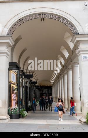 LONDON, ENGLAND. 08-06-26. Royal Opera House Arcade am Covent Garden Market im Zentrum von London, England. Foto: SMP News Stockfoto