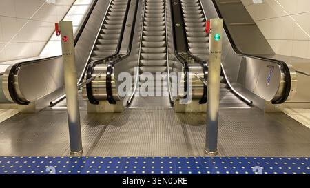 Moderne Rolltreppen in einem modernen Einkaufszentrum oder einer U-Bahn-Station Stockfoto