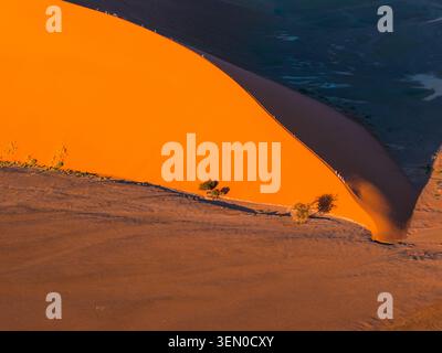 Luftaufnahme des Dune 45 Berges und des Schattens in Sossusvlei, Namibia Stockfoto