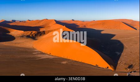 Sonnenaufgangsansicht der Düne 45 in Sossusvlei, Namibia mit Schatten Stockfoto