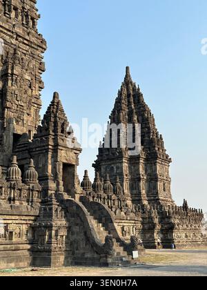 Spire-ational: die aufragenden hinduistischen Schreine des Tempels von Prambanan erheben sich in einen klaren blauen Himmel, Yogyakarta, Indonesien Stockfoto