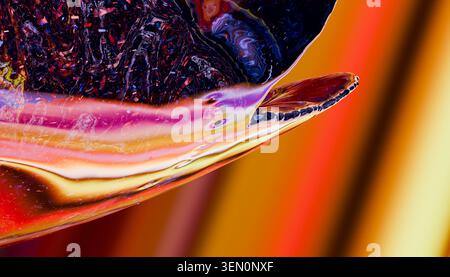 Abstrakte Nahaufnahme aus farbenfrohem Glas mit leuchtenden Wirbeln und Mustern mit Lichtreflexionen. Abbildung, Rendering Stockfoto