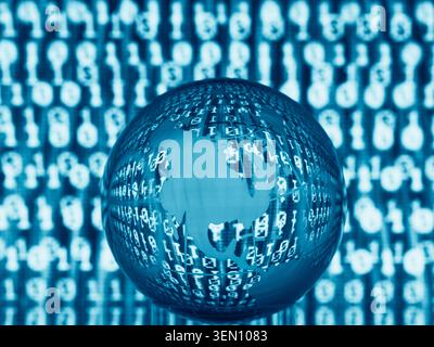 Blauer digitaler Globus mit Binärcode-Overlay auf abstraktem Hintergrund. Stockfoto