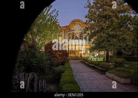 Das Kuyumdzhiev-Haus in Plovdiv verfügt über eine barocke Architektur im nationalen Wiedergebrauch, ein symmetrisches Design und eine kunstvolle Blumendekoration mit Giebel Stockfoto