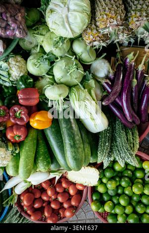 Eine lebendige Auswahl an frischem Gemüse und Obst wird an einem Marktstand ausgestellt. Stockfoto