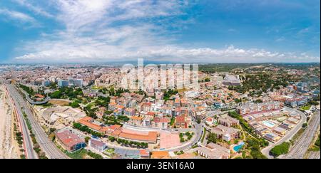 Blick aus der Vogelperspektive auf das römische Amphitheater und das historische Zentrum von Tarragona Spanien Stockfoto