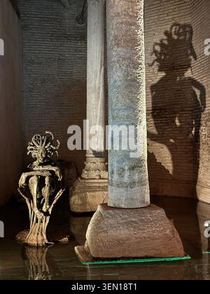 Medusa-Skulpturen und Säulenschatten schaffen eine dramatische antike Szene in der Zisterne der Basilika von Istanbul Stockfoto