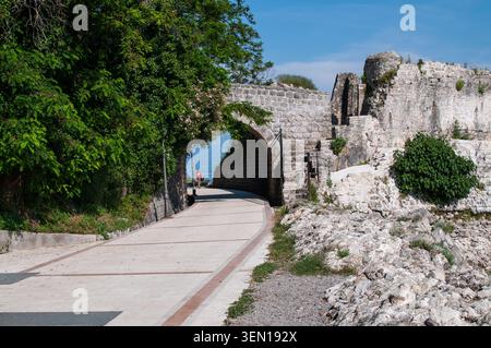 Ein alter Steinbogentunnel an der Strandpromenade in Herceg Novi, Montenegro Stockfoto