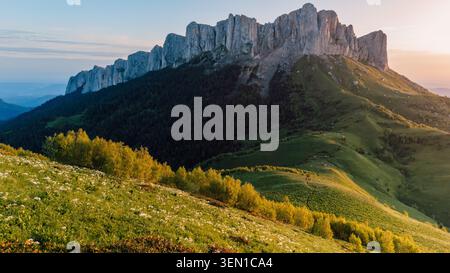 Panoramablick auf den Bolschoi-Tkhach-Berg im Kaukasus mit Sonnenuntergang oder Sonnenaufgang Stockfoto