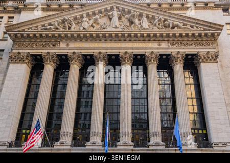 New York, NY, USA-13. April 2026: Eingang zum New York Stock Exchange Building an der Wall Street, der globalen Finanzhauptstadt. Stockfoto