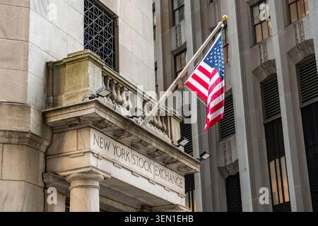 New York, NY, USA-13. April 2026: Eingang zum New York Stock Exchange Building an der Wall Street, der globalen Finanzhauptstadt. Stockfoto