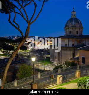 Kuppel- und Stadtlichter in der Abenddämmerung in Rom, Italien Stockfoto