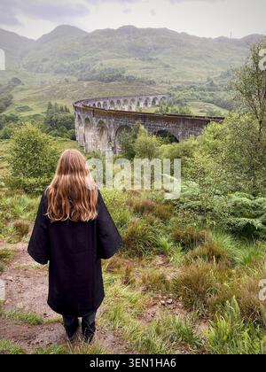 Mädchen im Harry Potter Kostüm, Glenfinnan Viadukt, Schottland Stockfoto