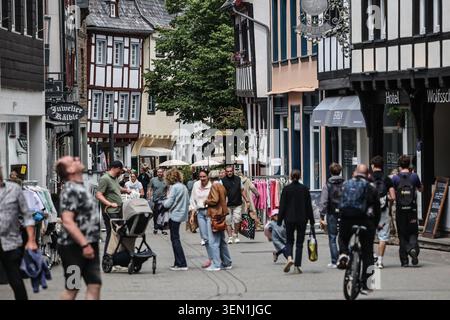 PRODUKTION - 09. Juni 2026, Nordrhein-Westfalen, Bad Münstereifel: Touristen gehen 5 Jahre nach der Überschwemmungskatastrophe am 14. Juli 2021 durch Bad Münstereifel. Foto: Oliver Berg/dpa Stockfoto