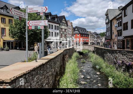 PRODUKTION - 09. Juni 2026, Nordrhein-Westfalen, Bad Münstereifel: Touristen gehen 5 Jahre nach der Überschwemmungskatastrophe am 14. Juli 2021 durch Bad Münstereifel. Foto: Oliver Berg/dpa Stockfoto