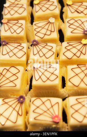 Kleine Kuchen in der Patisserie Stockfoto