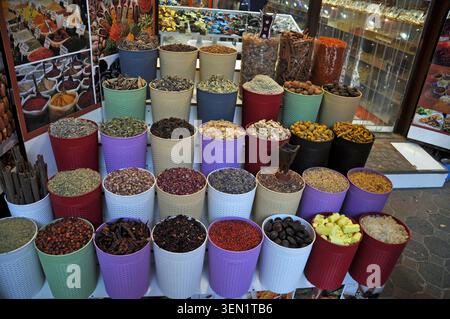 Viele verschiedene Gewürze in runden Behältern zum Verkauf auf dem Basar in Dubai Stockfoto