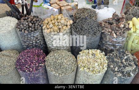 Viele verschiedene Gewürze in runden Behältern zum Verkauf auf dem Basar in Dubai Stockfoto