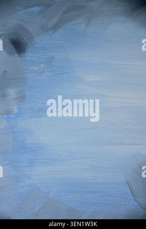Abstrakter blau gemalter Hintergrund mit sichtbaren Pinselstrichen, strukturierte Acrylfarbe in kühlen Pastelltönen. Minimaler künstlerischer Hintergrund mit Kopie Stockfoto