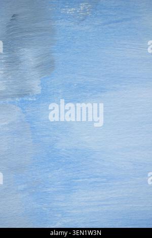 Abstrakter blau gemalter Hintergrund mit sichtbaren Pinselstrichen, strukturierte Acrylfarbe in kühlen Pastelltönen. Minimaler künstlerischer Hintergrund mit Kopie Stockfoto