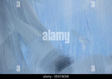 Abstrakter blau gemalter Hintergrund mit sichtbaren Pinselstrichen, strukturierte Acrylfarbe in kühlen Pastelltönen. Minimaler künstlerischer Hintergrund mit Kopie Stockfoto