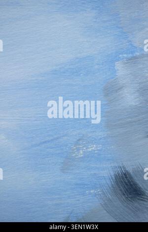 Abstrakter blau gemalter Hintergrund mit sichtbaren Pinselstrichen, strukturierte Acrylfarbe in kühlen Pastelltönen. Minimaler künstlerischer Hintergrund mit Kopie Stockfoto