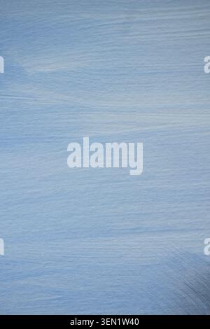 Abstrakter blau gemalter Hintergrund mit sichtbaren Pinselstrichen, strukturierte Acrylfarbe in kühlen Pastelltönen. Minimaler künstlerischer Hintergrund mit Kopie Stockfoto