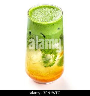 Isoliertes Matcha-Eis mit Mango Stockfoto