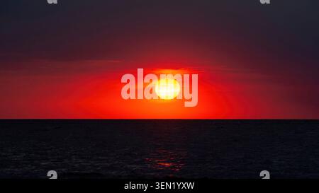 Wunderschöner oranger Sonnenuntergang über dem Meer Stockfoto