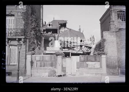 Das Gebäude in der Rue Jules Ancel 25 in Le Havre wurde 1940 während des Zweiten Weltkriegs von Luftangriffen bedroht, was die Zerstörung der Städte in den Wohnstraßen der Normandie widerspiegelt. Stockfoto