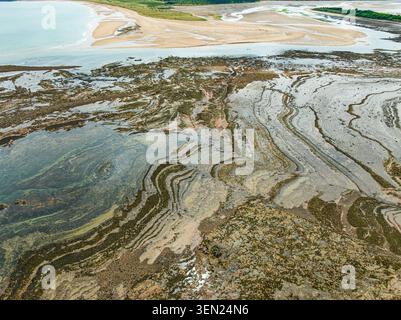 Blick auf die Drohne aus der Luft mit Blick auf Tyninghame Beach an der East Lothian Küste, Schottland, mit Blick auf die Sandküste, die Dünen und den Treffpunkt des Flusses Stockfoto