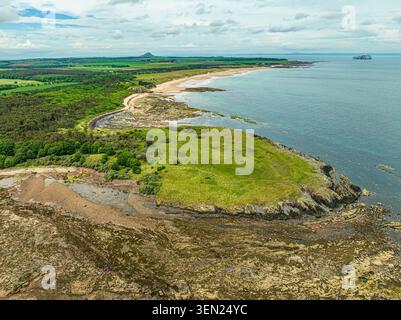 Blick auf die Drohne aus der Luft mit Blick auf Tyninghame Beach an der East Lothian Küste, Schottland, mit Blick auf die Sandküste, die Dünen und den Treffpunkt des Flusses Stockfoto