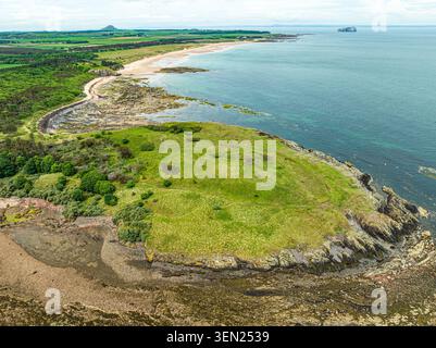 Blick auf die Drohne aus der Luft mit Blick auf Tyninghame Beach an der East Lothian Küste, Schottland, mit Blick auf die Sandküste, die Dünen und den Treffpunkt des Flusses Stockfoto