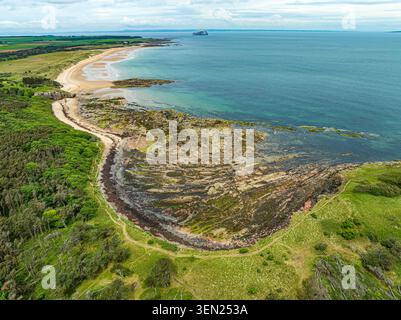 Blick auf die Drohne aus der Luft mit Blick auf Tyninghame Beach an der East Lothian Küste, Schottland, mit Blick auf die Sandküste, die Dünen und den Treffpunkt des Flusses Stockfoto