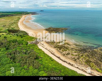 Blick auf die Drohne aus der Luft mit Blick auf Tyninghame Beach an der East Lothian Küste, Schottland, mit Blick auf die Sandküste, die Dünen und den Treffpunkt des Flusses Stockfoto