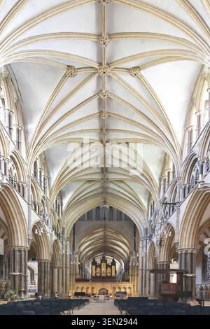 Das Innere der Lincoln Cathedral, Minster Yard, Lincoln - das Schiff und die Decke blicken nach Osten Stockfoto