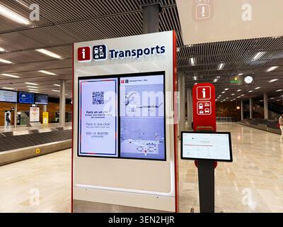 Paris, Frankreich - 14. Mai 2026: Digitaler Kiosk und Ticketschalter im Gepäckausgabebereich des Flughafens Paris Orly. Stockfoto